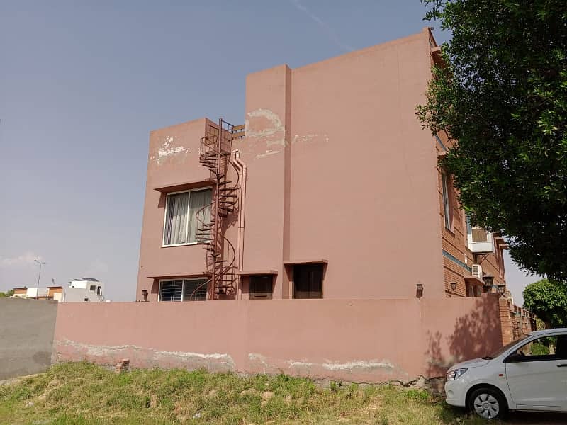 1 KANAL CORNER HOUSE ON 100 FEET MAIN ROAD PRIME GOOD LOCATION IN BLOCK B FAZAIA HOUSING SCHEME 3