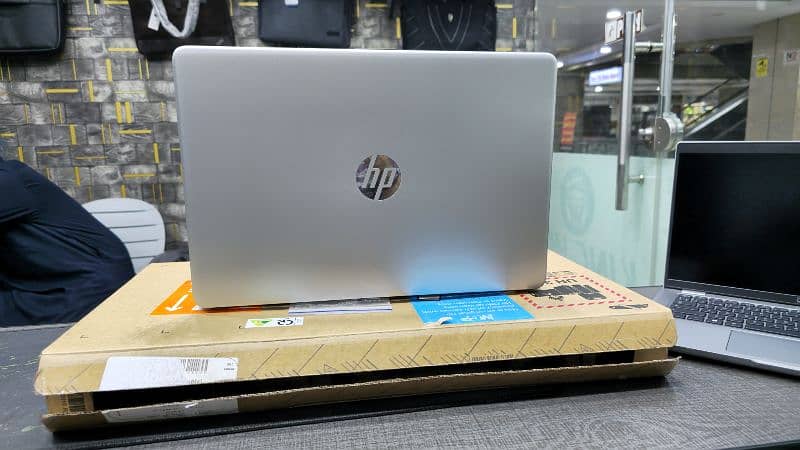 Hp 15-e Ryzen 5 5500U 6 cores 11th generation 8