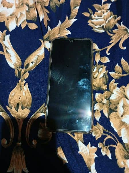 vivo y18 4+,4 128 good condition full box 1