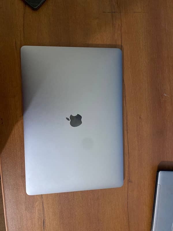 Macbook pro 2017 (15 inch) (orginal charger ) 7