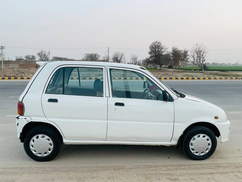 I'm selling my Daihatsu Cuore 2005 white color with perfect engine 4