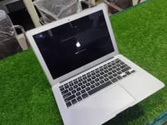 MacBook Air 2017 , Core i5 , 8 GB Ram , 256 GB SSD