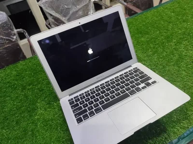 MacBook Air 2017 , Core i5 , 8 GB Ram , 256 GB SSD 0