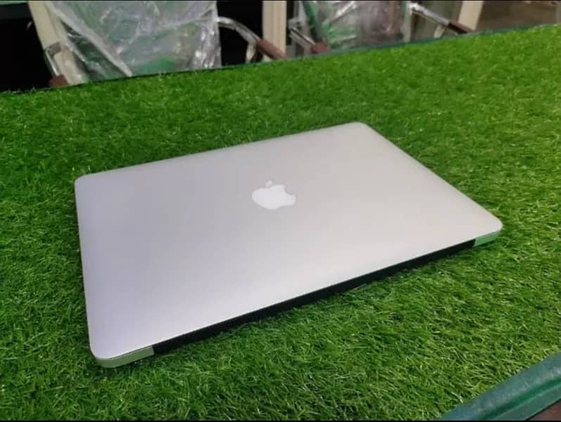 MacBook Air 2017 , Core i5 , 8 GB Ram , 256 GB SSD 1