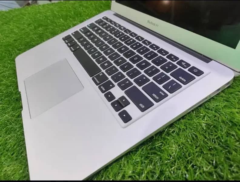 MacBook Air 2017 , Core i5 , 8 GB Ram , 256 GB SSD 2