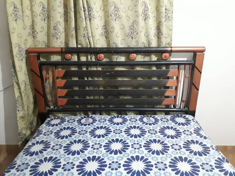 Double bed queen size 5*6.5 with Mattress 2