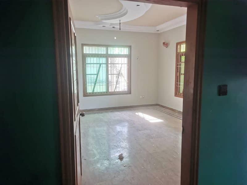 Independent Silent Commercial HouseOne unit 5 bedrooms 6 baths 1x drawing dinning 2 TV lounges 2 kitchens 1 guard room with attach bathroom 3-4 cars parking area Available For Rent, Gulistan e johar block 12. . 0