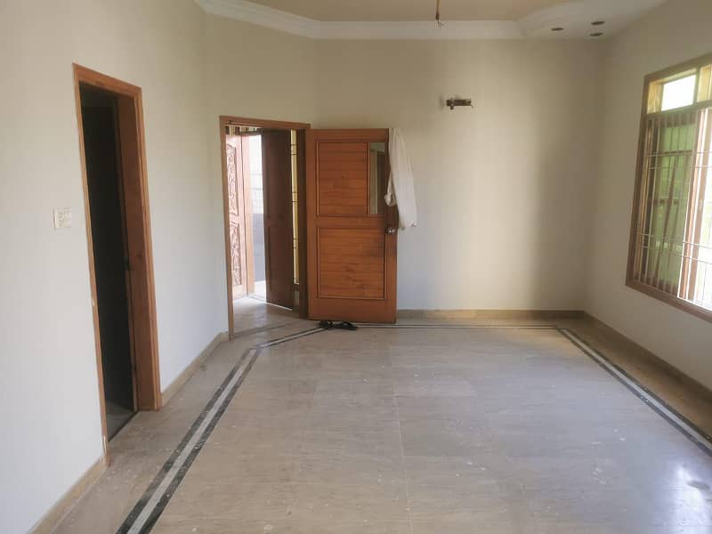 Independent Silent Commercial HouseOne unit 5 bedrooms 6 baths 1x drawing dinning 2 TV lounges 2 kitchens 1 guard room with attach bathroom 3-4 cars parking area Available For Rent, Gulistan e johar block 12. . 1