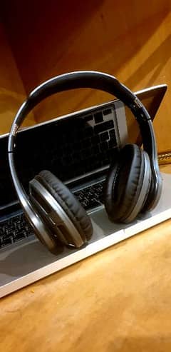 Black web headphone