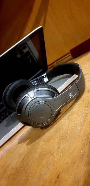 Black web headphone 1