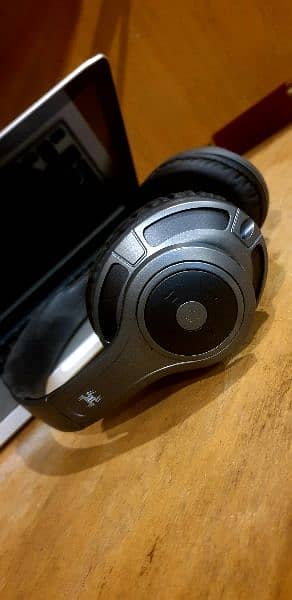 Black web headphone 2