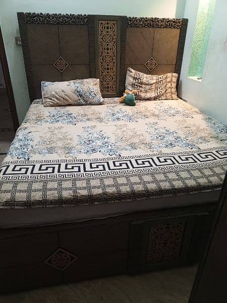 very heavy king size bed dressing table n side tables 0