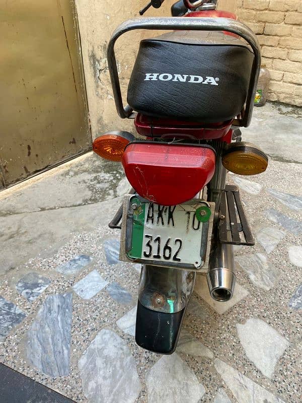 dhoom motorcycle ha 2009 model ha or 2010 ka number. laga Huwa ha 5