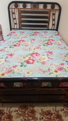 singal iron bed with mettrees good condition