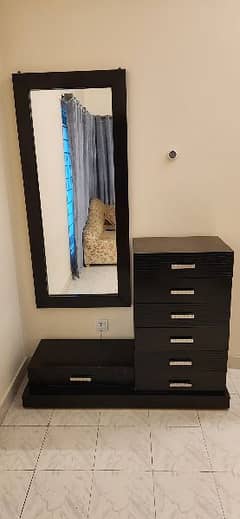 Mirror and chest drawers