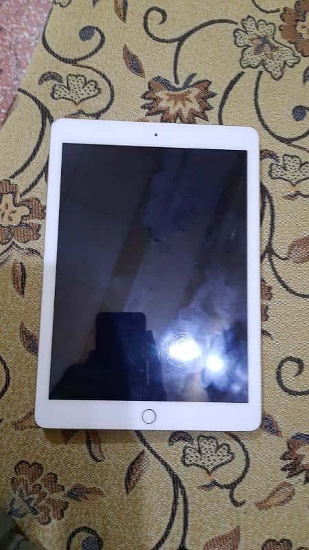 Ipad 5th generation 32 gb all ok good condition 1