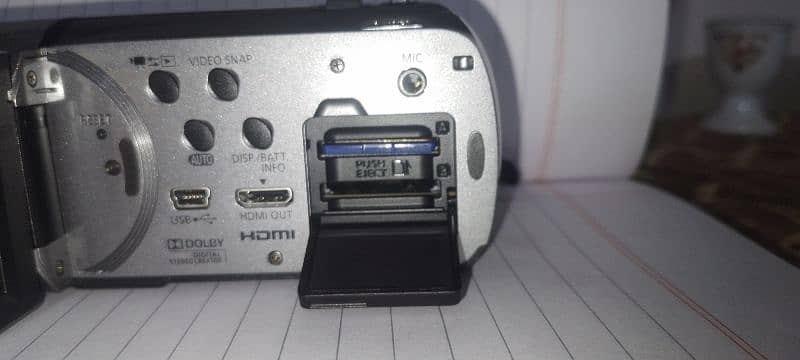 Canon HF-R200

just few hours use 8