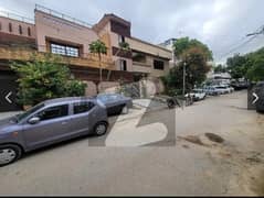 1000 Yards Single Storey Bungalow For Sale Block 4 in Gulshan-e-Iqbal: Ground floor beauty: 3 bedrooms, drawing room, lounge and American kitchen with marble flooring