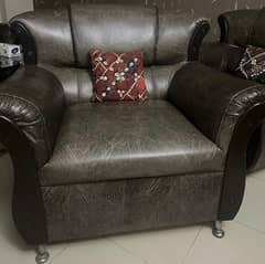 Urgently selling this 7 seater sofa set