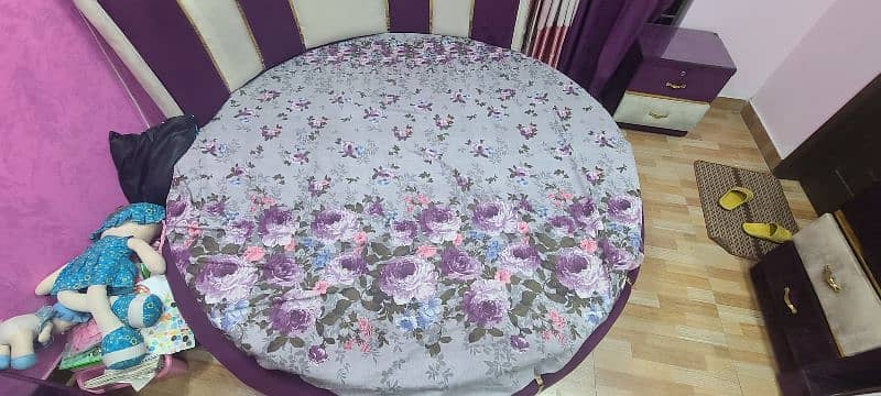 Round bed set with Matress 1