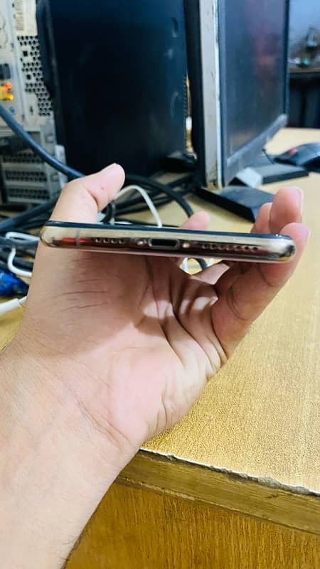 Iphone XS max , 256 GB , official pta approve with box 3