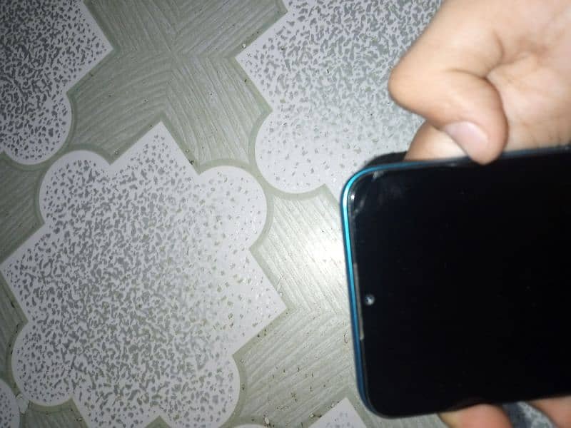 realme 5i corner per small crack h Baki all ok h 4