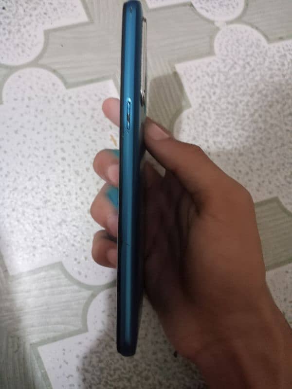 realme 5i corner per small crack h Baki all ok h 8