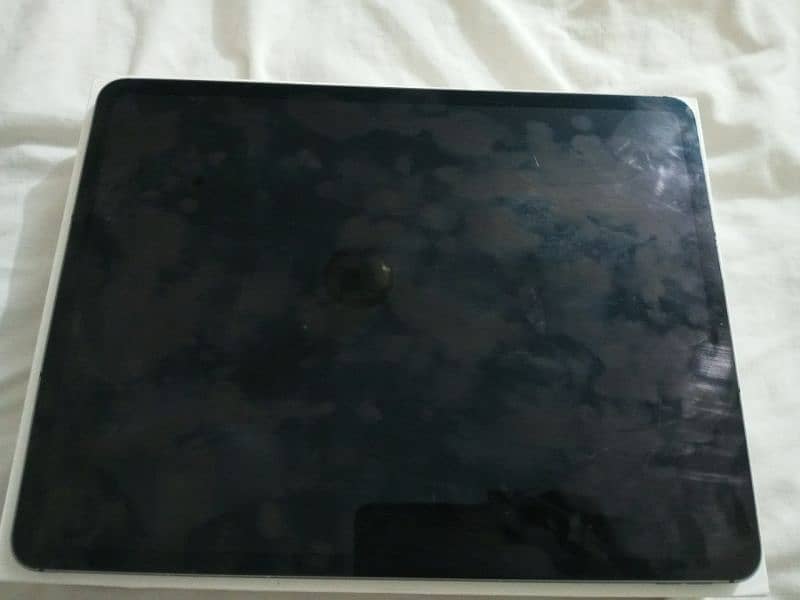 ipad pro 2022 5 generation 128 gb condition 8/10 2