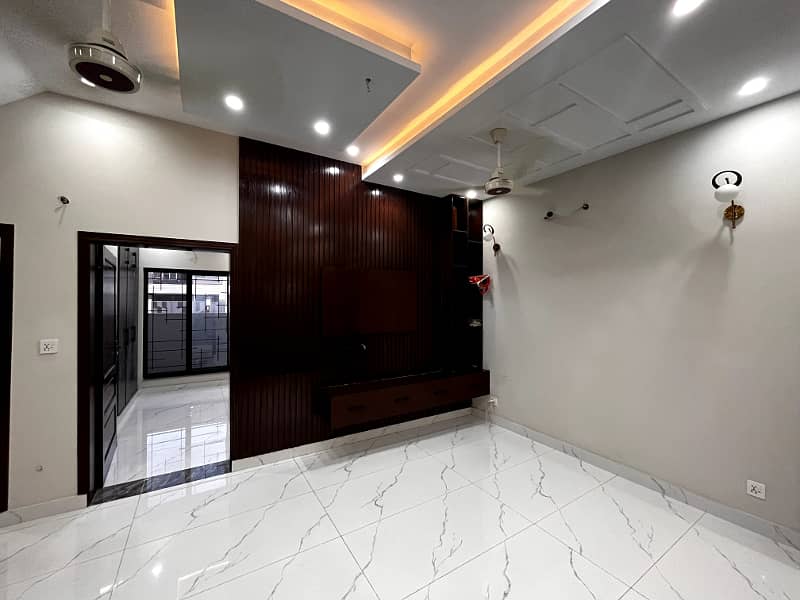 Ten Marla Non-Furnished Brand New Upper Portion For Rent In Bahria Town, Lahore. 4