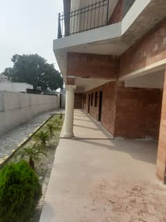 2 kanal 6 marla commercial building for rent for school office aur hospital ka lia khali ha