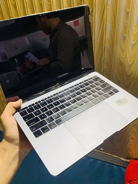 MacBook pro 2019 core i7 ram 16 512 ssd 15 inch  display 4gb graphic 5