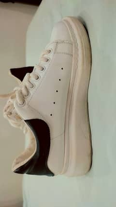 Second-Hand White Shoes (Size 7) – Great Condition & Comfortable!