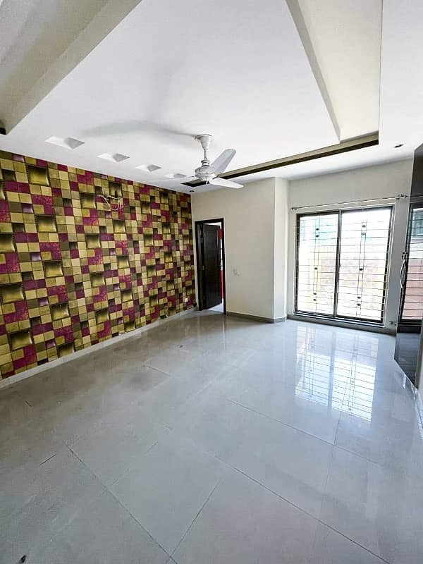 10 Marla Luxury Used House For Sale In Bahria Town Lahore 3