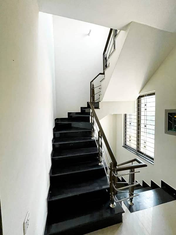 10 Marla Luxury Used House For Sale In Bahria Town Lahore 9