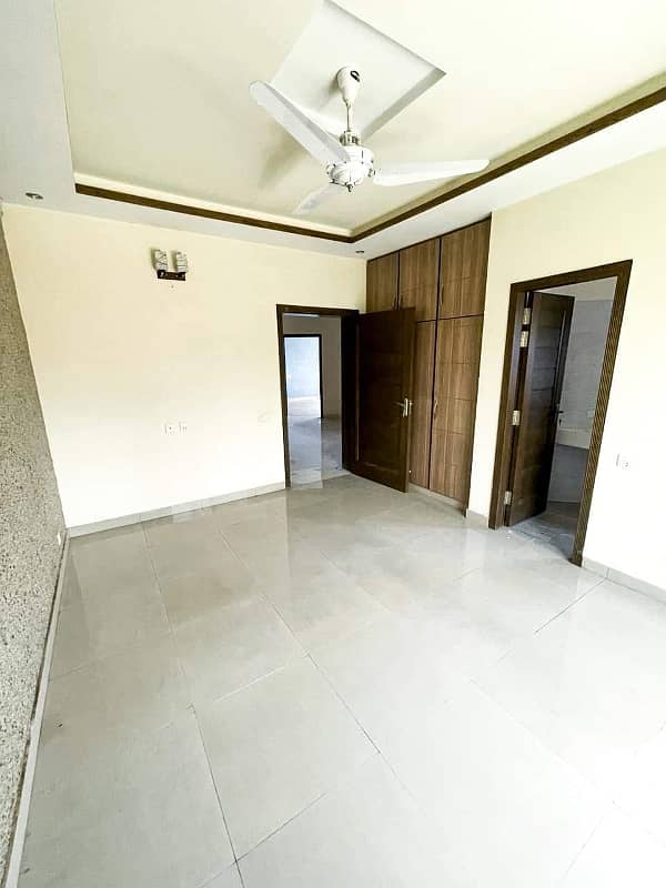 10 Marla Luxury Used House For Sale In Bahria Town Lahore 12