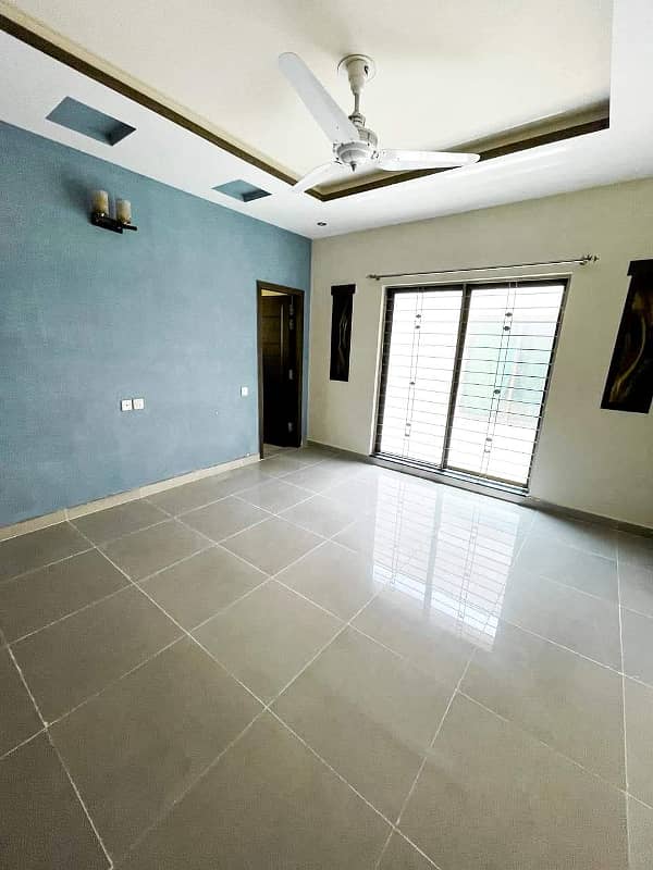 10 Marla Luxury Used House For Sale In Bahria Town Lahore 15