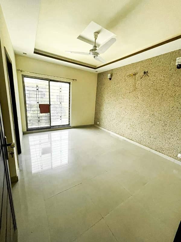 10 Marla Luxury Used House For Sale In Bahria Town Lahore 18