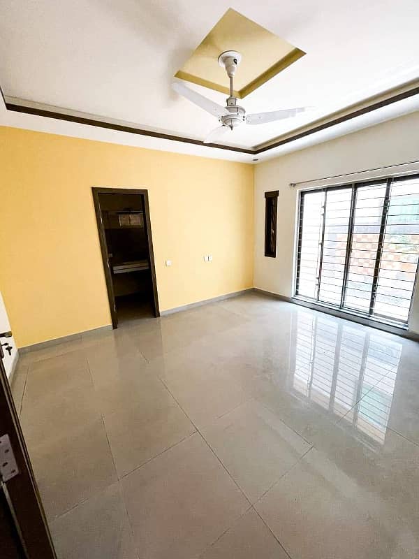 10 Marla Luxury Used House For Sale In Bahria Town Lahore 23