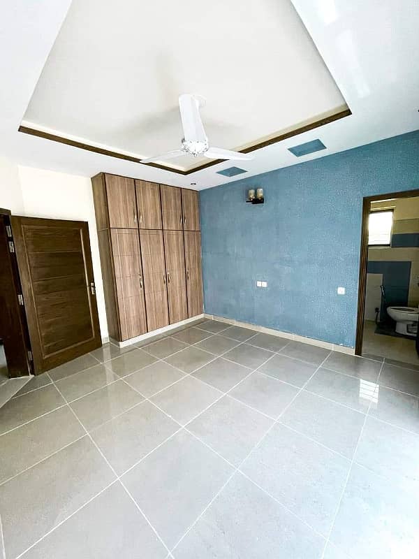 10 Marla Luxury Used House For Sale In Bahria Town Lahore 24