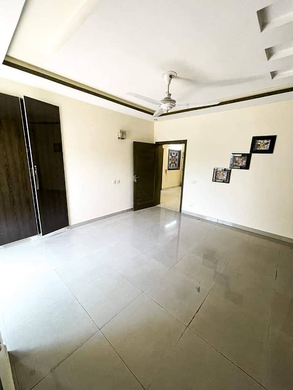 10 Marla Luxury Used House For Sale In Bahria Town Lahore 27