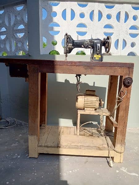 Embroidery machine with table and powerful motor 0