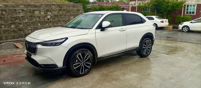 Fesh Imported 2021 / 2024 Honda Vezel e-HEV Z Hybrid For Sale 9