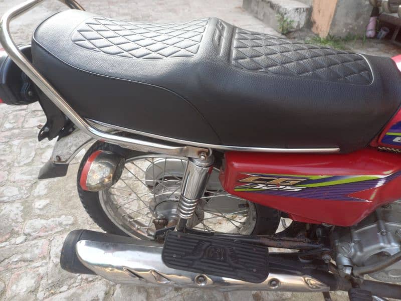 honda CG 125 very good condition book fail original Lahore number 1