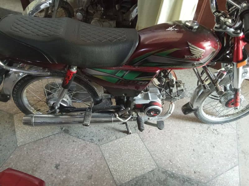 honda 70 v good condition 1