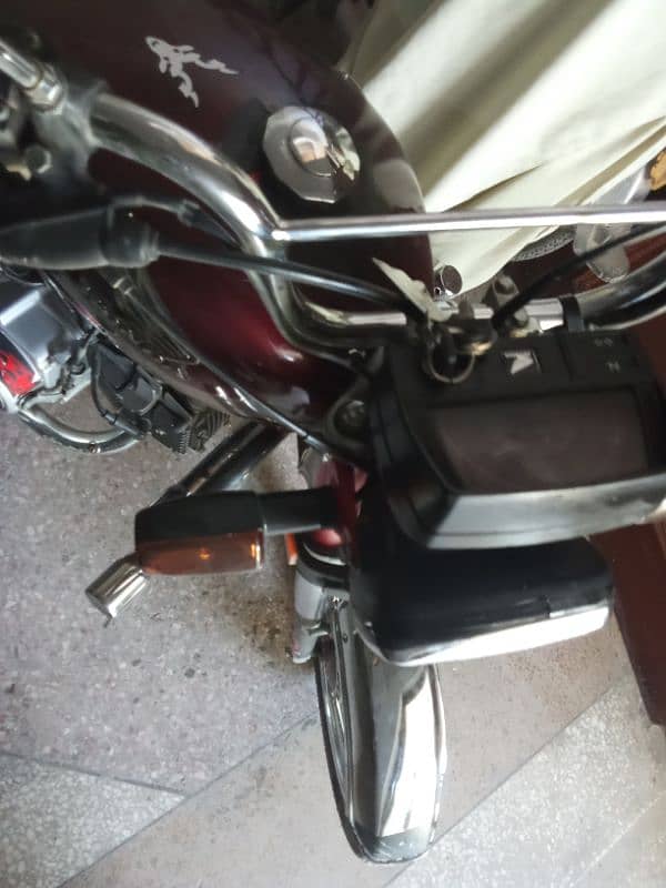 honda 70 v good condition 3