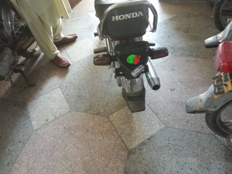 honda 70 v good condition 5