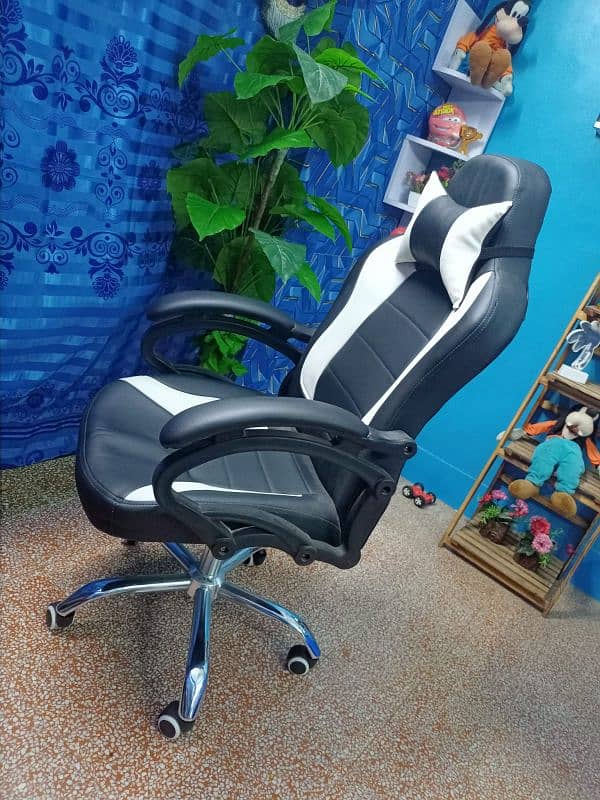 High quality gaming chair with steel base with extra pillow 2