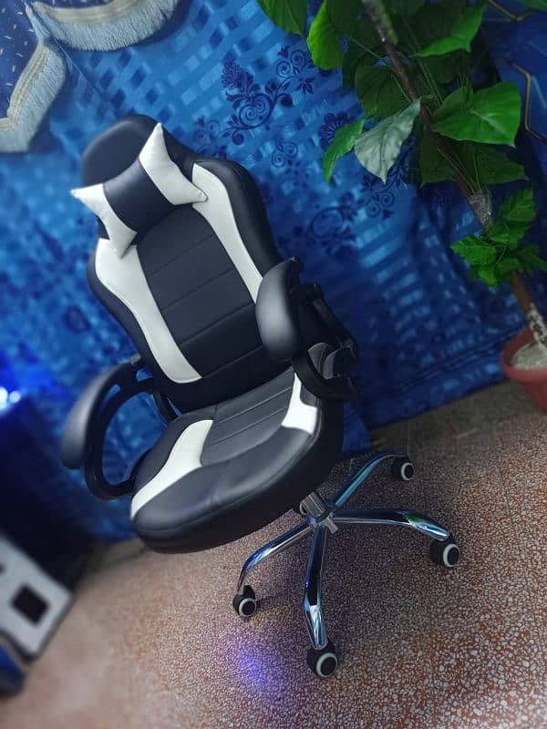 High quality gaming chair with steel base with extra pillow 3