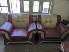 Achi condition Mai sofa available