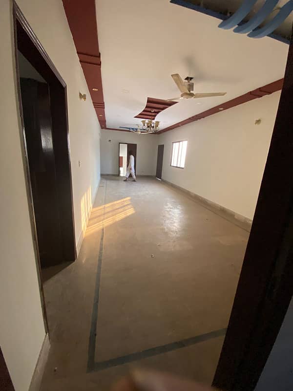 600Sqyd, 5 Rooms, Near University Road 7